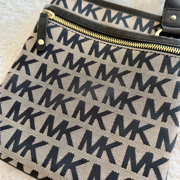 Michael Kors Black & Tan Signature Jacquard Canvas Crossbody Travel Purse - Picture 2 of 12